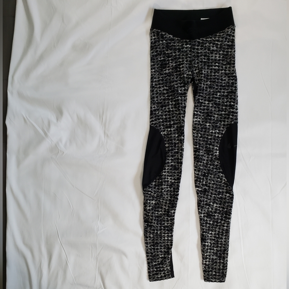 Nike Pro Hyper Warm leggings Size XS Grey & Black Diamond Pattern